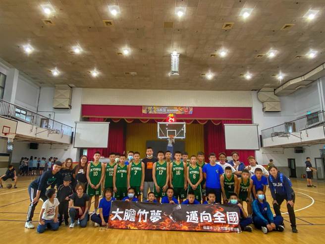 桃园市芦竹区大竹国小今年夺得桃园市国中组篮球比赛第三名。（姜霏摄）