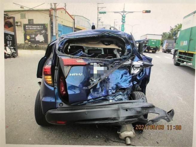 大货车驾驶未注意前方车况，波及2小客车及1小货车。（姜霏翻摄）