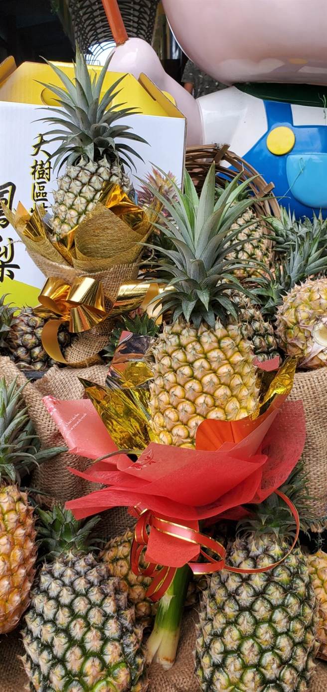 现场提供凤梨花，可以送给妈咪。（柯宗纬翻摄）