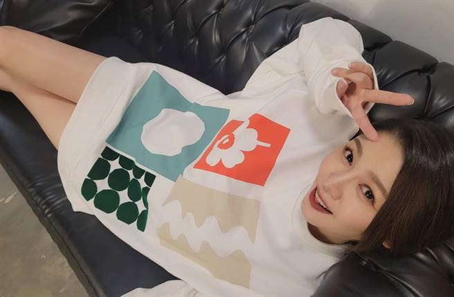 白家绮辣晒下衣失踪照，一双神级美腿全都露。（图／取材自白家绮脸书）