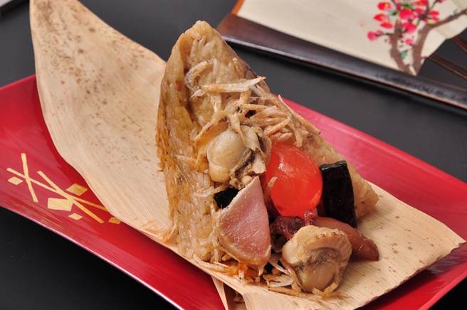 凯撒饭店连锁今年端出五福飘香庆端午的旗舰黑鲔海鲜粽 。（凯撒提供）