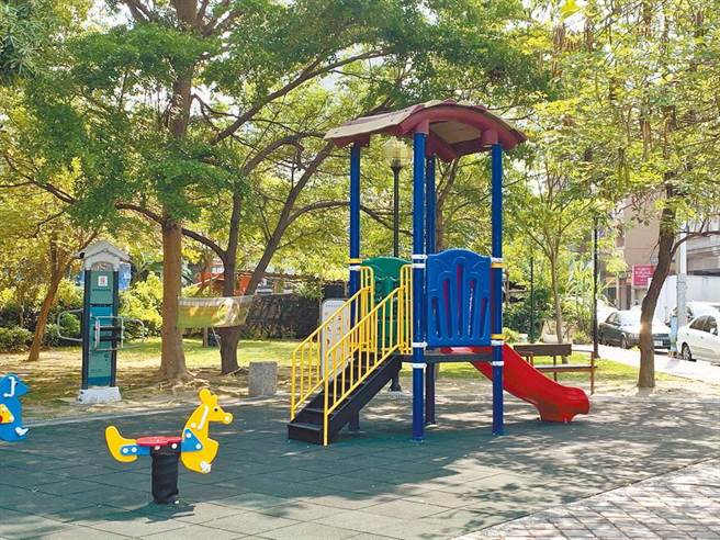 中市民眾清晨在儿童公园惊见无名女尸，检警追查出老妇次子李男深夜以轮椅将她推到公园后弃置不顾。（资料照片／陈淑芬台中传真）