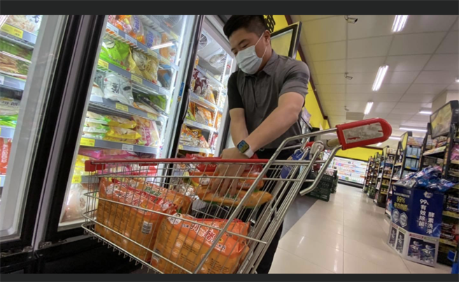 顏宽恒为了回信给中一中学生，特别到超商购买标太郎水饺回赠。(摘自顏宽恒脸书／林欣仪台中传真)