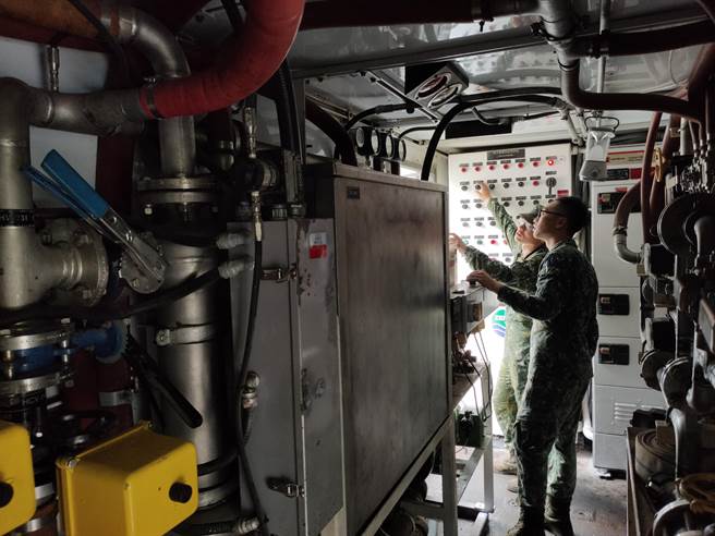 八军团于现场操作净水系统以确保设备正常运转。（柯宗纬翻摄）