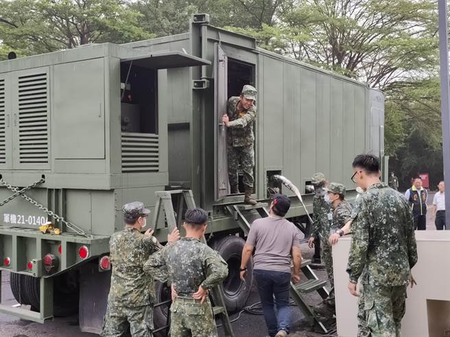八军团进行移动式净水车系统功能测试。（柯宗纬翻摄）