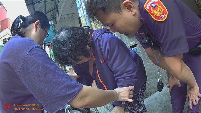 婦人不支倒地，外社派出所暖警協助外送員送餐、照護。（姜霏翻攝）
