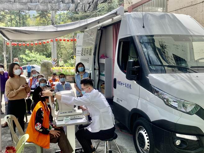 南投县眼科巡迴专车入偏乡，为长辈筛检眼睛疾患。（廖志晃摄）