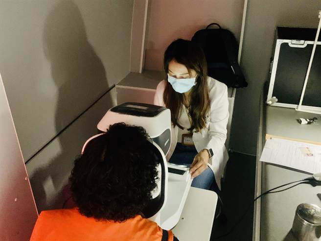 眼科巡迴专车，配备精密的眼底摄影仪器。（廖志晃摄）