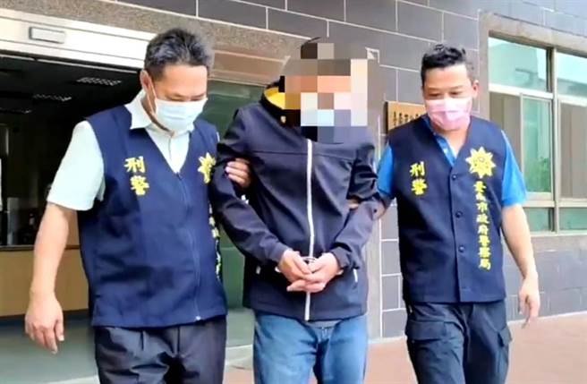 台南市警四分局将涉嫌闯空门行窃的庄姓男子（中）移送法办。（读者提供／洪荣志台南传真）