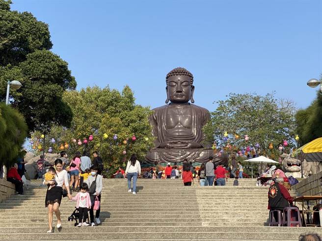 彰化八卦山大佛今年舉行落成60周年慶系列活動，無奈整修工程發包動工後，卻因監造方與營造方互槓停工，雙雙與文化局解約，大佛只能以掉漆舊貌迎接慶祝活動，風華難再。（謝瓊雲攝）