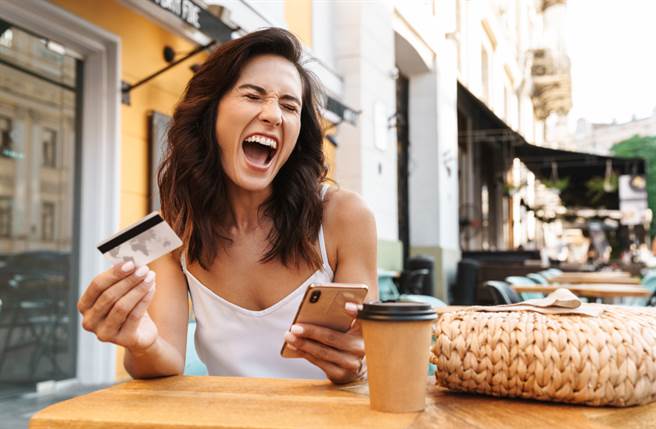 生肖馬、雞、龍、牛的人會在5/5～5/21期間走金旺運，想要累積財富或做長期理財規劃的話，一定要把握今年立夏時節，別浪費難得的好運。（圖／Shutterstock）