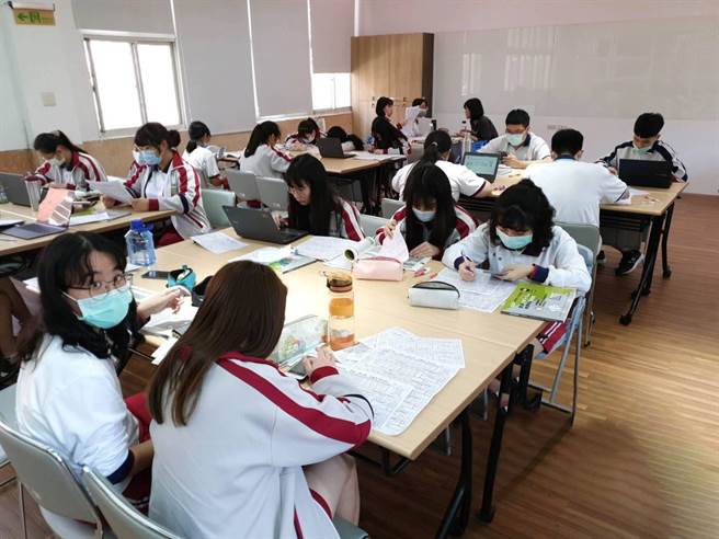 新化高中老师对学生进行选填志愿1对1专属辅导。（新化高中提供／曹婷婷台南传真）
