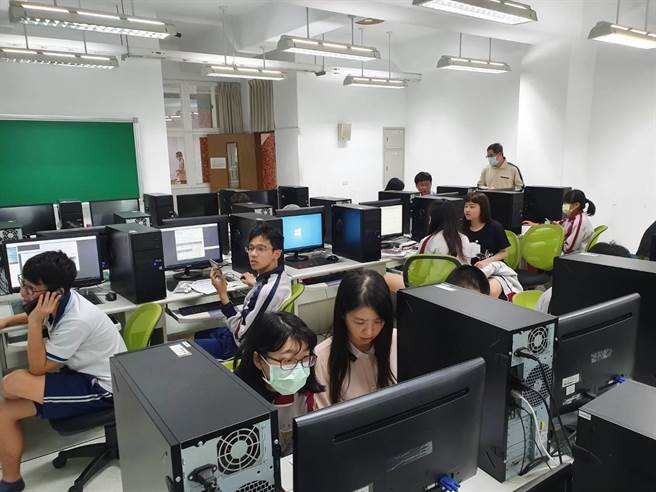 报名前集合学生至电脑教室协助学生正式选填志愿。（新化高中提供／曹婷婷台南传真）