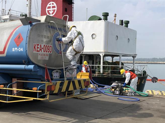 演习科目是想定中油1艘大型输油船只在料罗港进行作业时，因为油管破裂造成10公秉油料外泄，导致海域大范围的污染。（李金生摄）