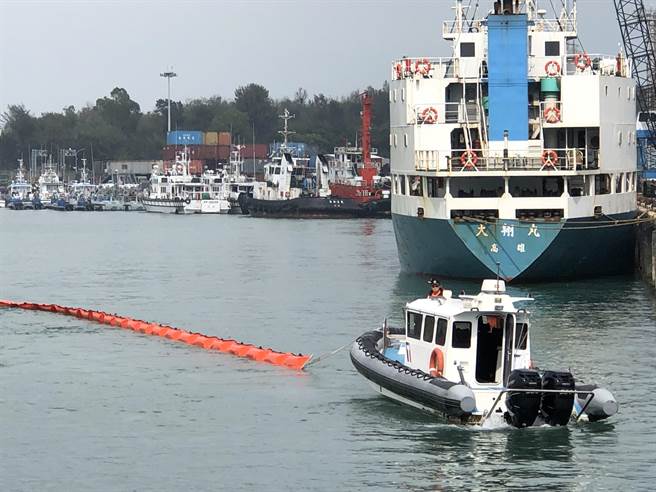 演习科目是想定中油1艘大型输油船只在料罗港进行作业时，因为油管破裂造成10公秉油料外泄，导致海域大范围的污染。（李金生摄）