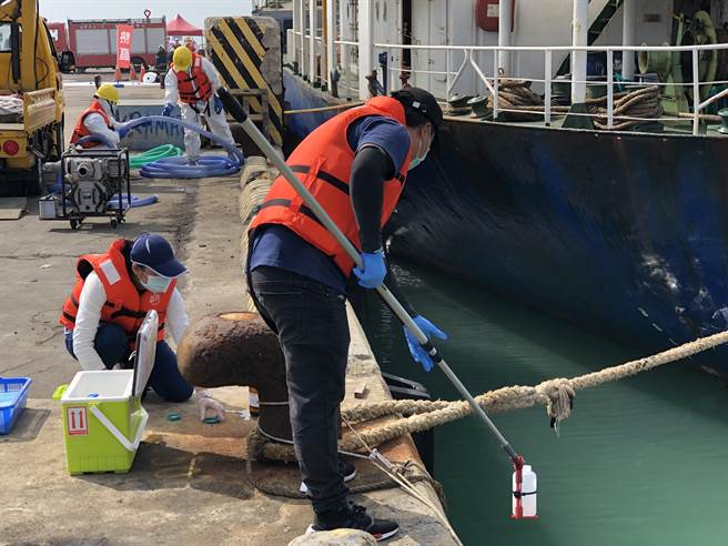 救灾过程包括海上污染评估与围栏、岸际污染物冲洗与回收，以及环境监测在内。（李金生摄）