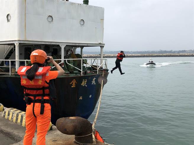 演练过程也模拟救灾人员不慎落海，海、陆应变同步启动。（李金生摄）