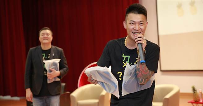 网红「凤梨鼠薯」吴泓逸，因前女友罔腰争议事件，再度受到关注，高雄大学特别要请他进行校园讲座，与学子分享经验以及心路歷程。（图/高雄大学提供）