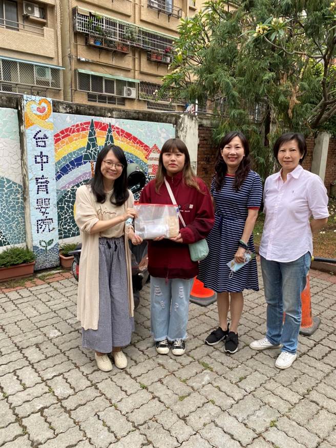 台中育婴院社工林汶真督导(左1)代表接受岭东科大企管系师生爱心公益捐款。（图/岭东科大提供）