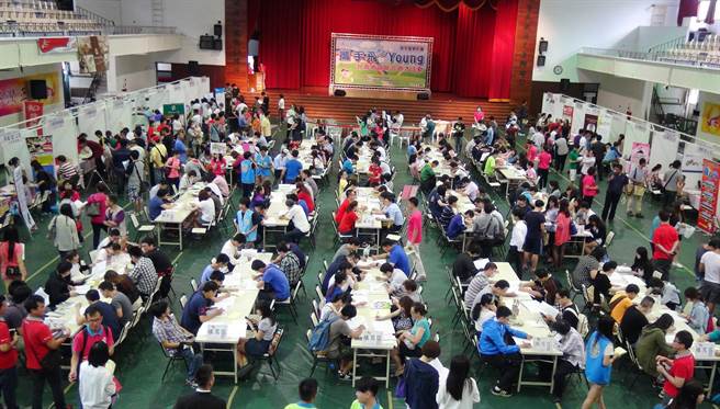 劳动部云嘉南分署台南就业中心5月8日上午10时至下午1时于台南大学中山体育馆举办大型徵才活动。（曹婷婷摄）