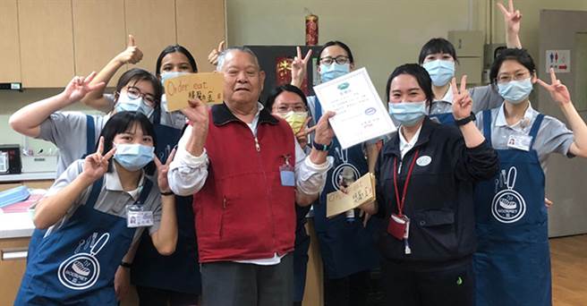 慈济科大长照所设计课程，让这些弱势长者，藉由课程进行復健，同时也让校内学生实习照顾长者。（图/慈济科大提供）
