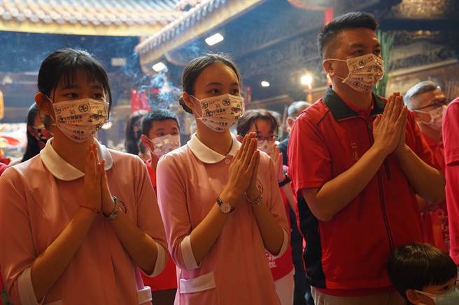 后龙仁德医专制作大甲妈祖联名平安符，董事长锺佳颖4日带领学生亲赴大甲镇澜宫祈福过火。（仁德医专提供／谢明俊苗栗传真）