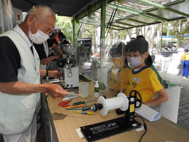 慈济环保教育车，展示宝特瓶抽纱织布。（南投县政府提供／廖志晃南投传真）