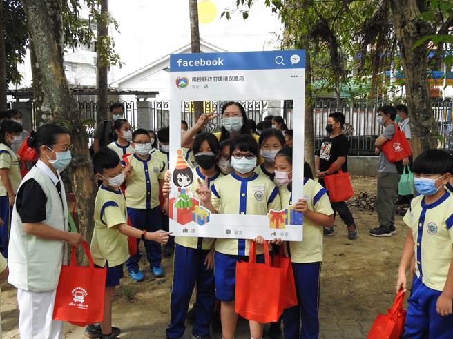 慈济环保教育车到竹山国小，南投县环保局设打卡点。（南投县政府提供／廖志晃南投传真）