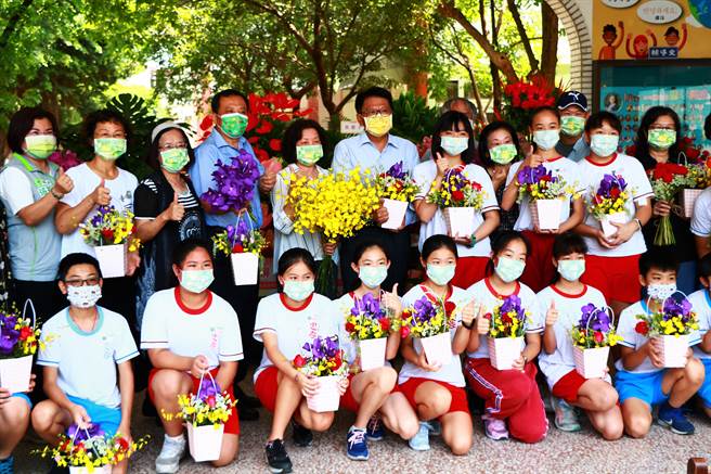 屏县府编列经费协助花卉推广，送给一线防疫单位以表感谢后，近来走进校园推花艺美学教育。（谢佳潾摄）