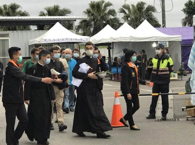 0402太魯閣號事故，花蓮警方積極協助家屬處理後事，其中，法籍古姓罹難者的家屬更請法國在台協會，致函感謝花蓮警方。（花蓮縣警局提供／羅亦晽花蓮報導）