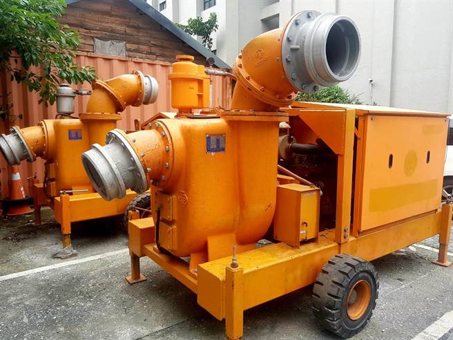 2部大型移动式抽水机，已使用超过10年，九河局赠与两所国立高职，提供校方教学之用。（第九河川局提供／王志伟花莲传真）