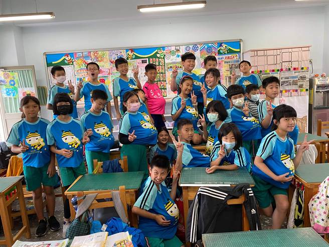 台中市西屯区西屯国小学童，体验怀孕妈妈的辛劳与不便，学生在运动服塞气球，小心翼翼挺着大肚子在校园里走动。（卢金足摄） 