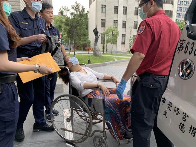 48岁林姓女子4日下午在士林地检署开庭，庭后身体不适送医检查。（李文正摄）