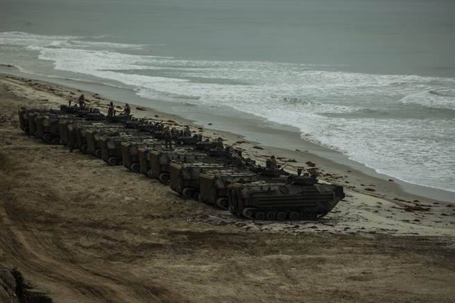 美陸戰隊承認，逾54%兩棲突擊車水密完整性未達標。圖為美陸戰隊第三兩棲突擊營實施兩棲訓練。(圖/DVIDS)