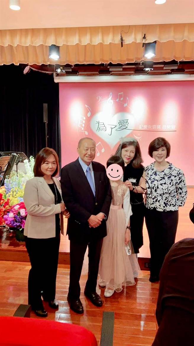 为爱女办音乐会   关中哽咽唱「回家」。（关中提供）