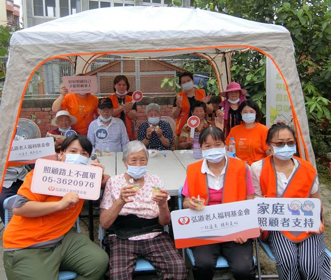 弘道老人基金会陪伴家庭照顾者解除压力，今他们到东石港墘失智据点陪长者做蛋糕。（张亦惠摄）