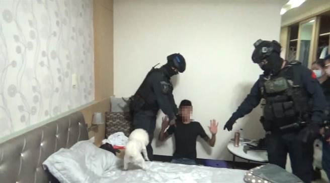 高雄市鳳山警分局4日偵破四海幫海南堂捍衛隊暴力集團，逮捕12人到案。（高市鳳山警分局提供／袁庭堯高雄傳真）