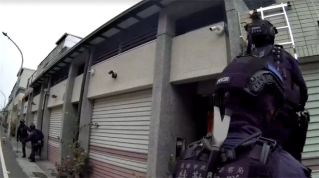 保大特勤中隊荷槍實彈攻堅。（高市鳳山警分局提供／袁庭堯高雄傳真）