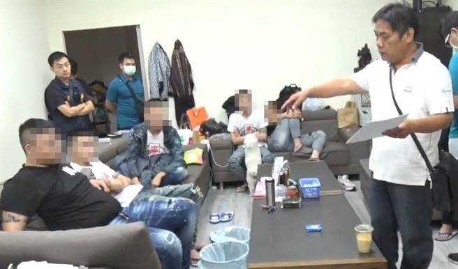 高雄市鳳山警分局4日偵破四海幫海南堂捍衛隊暴力集團，逮捕12人到案。（高市鳳山警分局提供／袁庭堯高雄傳真）