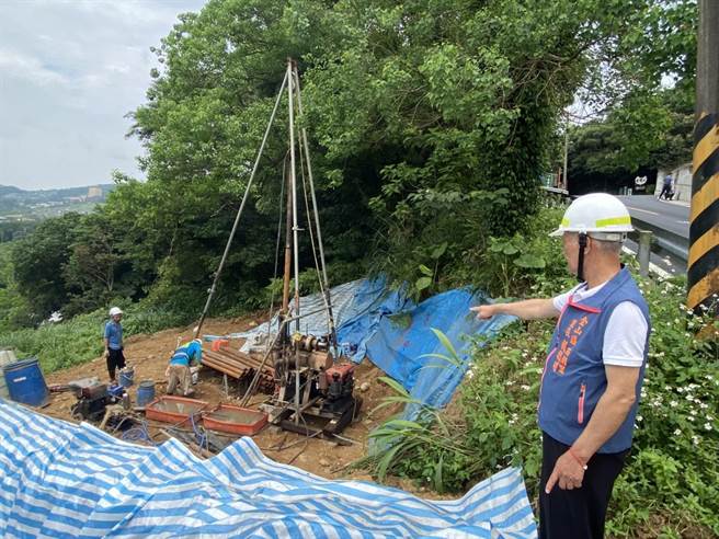 金山区西湖里进行凿井钻探工程。（金山区公所提供）