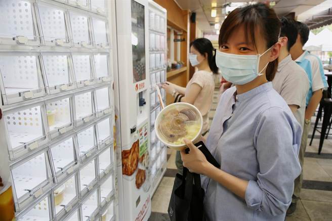嘉义大学兰潭校区员生消费合作社旁的「区块链智能贩卖机」4日正式亮相试营运。（嘉义大学提供∕吕妍庭嘉义传真）