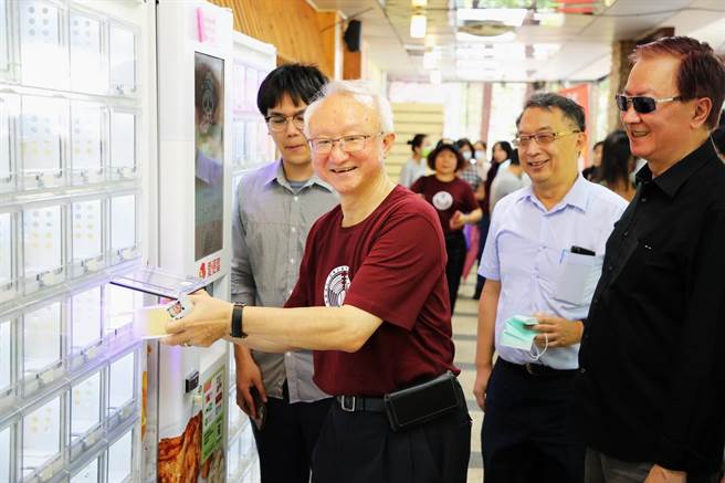嘉义大学兰潭校区员生消费合作社旁的「区块链智能贩卖机」4日正式亮相试营运。（嘉义大学提供∕吕妍庭嘉义传真）