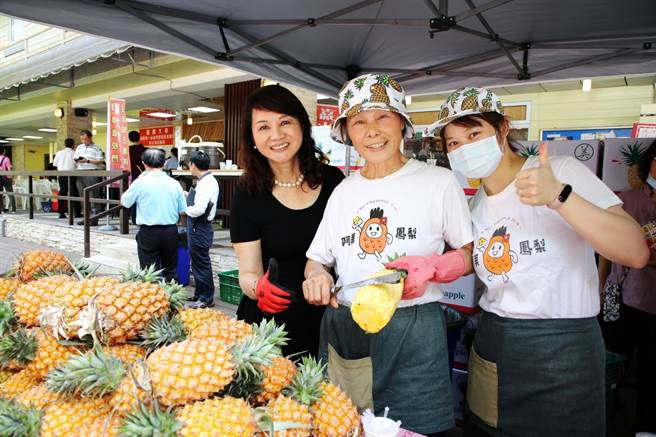为协助农民行销臺湾好水果，嘉义大学邀请阿美凤梨神农奬得主陈谢美瑛介绍玉兰花凤梨及百香果凤梨。（嘉义大学提供∕吕妍庭嘉义传真）