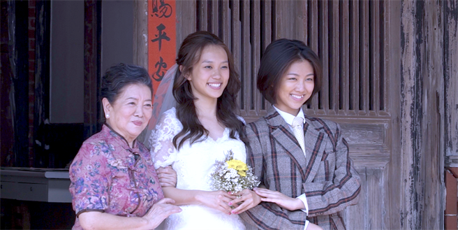 陈淑芳阿姨为黄尧亲手缝婚纱，右为顏卓灵。（星泰娱乐提供）