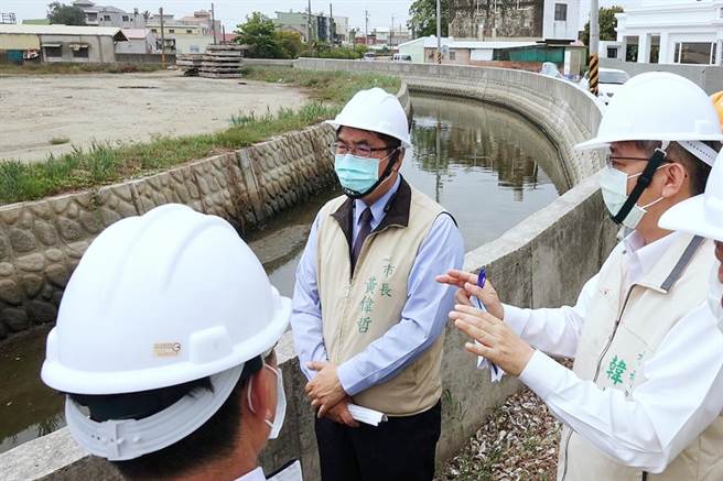 黄伟哲(中)视察七股龙山里六成排水护岸工程。(台南市府提供／刘秀芬台南传真)