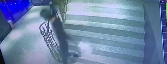 嫌犯泼蟑后快速逃逸（翻摄画面）