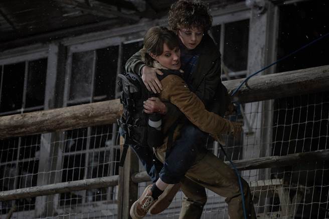 安潔莉娜裘莉在片中飾演空降消防員。（華納兄弟提供）