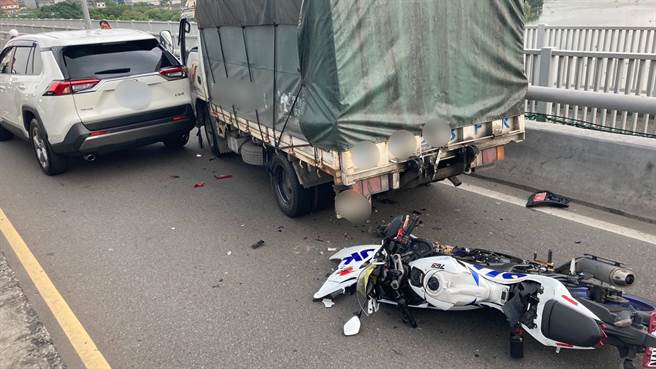 新北市新海橋發生追撞車禍，造成交通阻塞。（王揚傑翻攝）