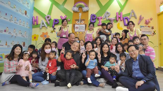 彰化縣是6都以外唯一百萬人口大縣，但近年人口紅利不再，全縣人口數逐年下滑，明年恐怕跌破125萬人大關。近年彰化縣政府積極鼓勵青年返鄉、推動各項政策催生，去年生育率更以9.53？一躍成為全台之冠。（彰化縣政府提供／謝瓊雲彰化傳真）