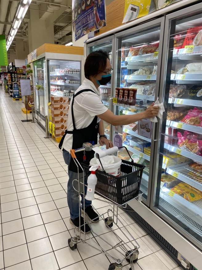 家樂福提供一次性衛生手套，手把和收銀台等都加強消毒。（家樂福提供）